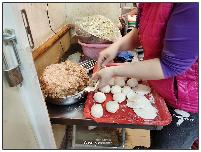 新店美食。三民水煎包︱肉香菜甜饀料多，蒜泥沾醬夠味，在地人的排隊美食～新店美食 x 新店小吃 x 捷運小碧潭站美食 x 新店高中美食 x 新店三民路美食