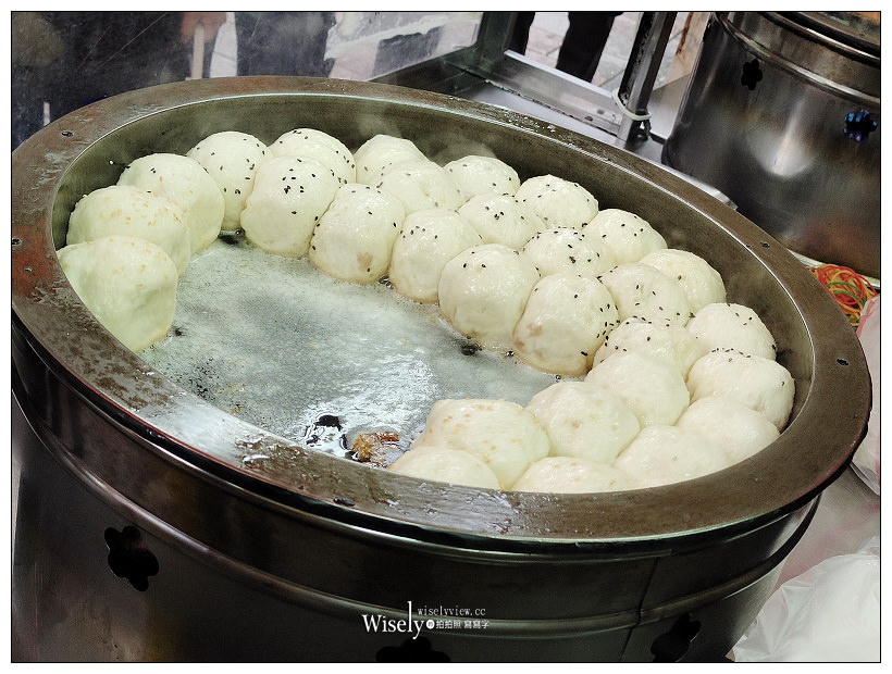 新店美食。三民水煎包︱肉香菜甜饀料多，蒜泥沾醬夠味，在地人的排隊美食～新店美食 x 新店小吃 x 捷運小碧潭站美食 x 新店高中美食 x 新店三民路美食