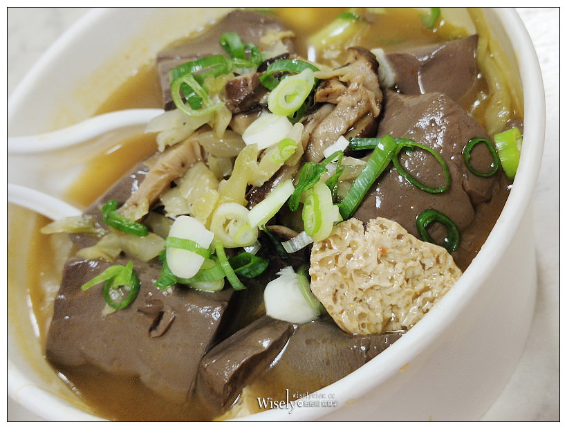 中和美食。蕭家下港脆皮臭豆腐︱現炸外酥脆內軟綿，就連麻辣鴨血也是一絕～中和廟口美食 x 中和臭豆腐 x 中和小吃 x 捷運中和站美食