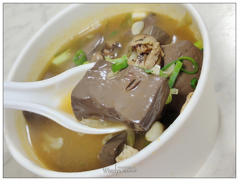 中和美食。蕭家下港脆皮臭豆腐︱現炸外酥脆內軟綿，就連麻辣鴨血也是一絕～中和廟口美食 x 中和臭豆腐 x 中和小吃 x 捷運中和站美食