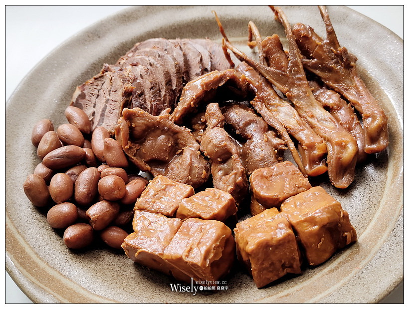 宅配美食。黑竹園雞腳凍︱員林滷味老字號名店，獨門醬汁清宮御廚秘方，老滷膠質鹹香微辣；雞胗、鴨翅、雞翅凍與滷花生也好吃～港澳遊客最愛的伴手禮