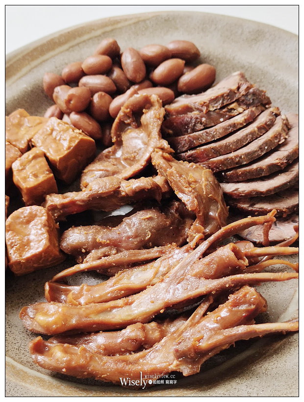 宅配美食。黑竹園雞腳凍︱員林滷味老字號名店，獨門醬汁清宮御廚秘方，老滷膠質鹹香微辣；雞胗、鴨翅、雞翅凍與滷花生也好吃～港澳遊客最愛的伴手禮