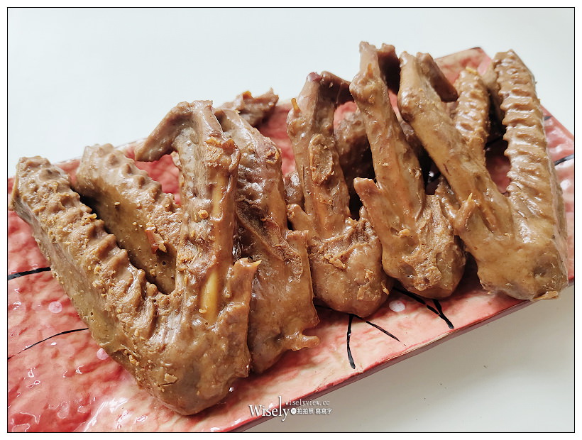 宅配美食。黑竹園雞腳凍︱員林滷味老字號名店，獨門醬汁清宮御廚秘方，老滷膠質鹹香微辣；雞胗、鴨翅、雞翅凍與滷花生也好吃～港澳遊客最愛的伴手禮