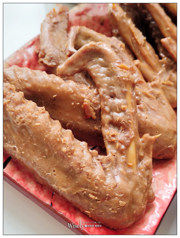 宅配美食。黑竹園雞腳凍︱員林滷味老字號名店，獨門醬汁清宮御廚秘方，老滷膠質鹹香微辣；雞胗、鴨翅、雞翅凍與滷花生也好吃～港澳遊客最愛的伴手禮