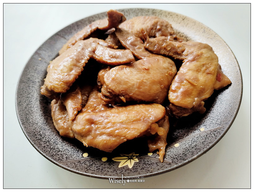 宅配美食。黑竹園雞腳凍︱員林滷味老字號名店，獨門醬汁清宮御廚秘方，老滷膠質鹹香微辣；雞胗、鴨翅、雞翅凍與滷花生也好吃～港澳遊客最愛的伴手禮