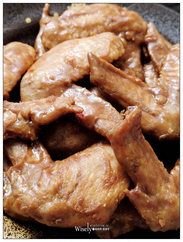 宅配美食。黑竹園雞腳凍︱員林滷味老字號名店，獨門醬汁清宮御廚秘方，老滷膠質鹹香微辣；雞胗、鴨翅、雞翅凍與滷花生也好吃～港澳遊客最愛的伴手禮