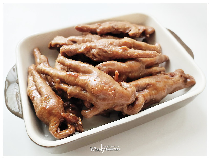 宅配美食。黑竹園雞腳凍︱員林滷味老字號名店，獨門醬汁清宮御廚秘方，老滷膠質鹹香微辣；雞胗、鴨翅、雞翅凍與滷花生也好吃～港澳遊客最愛的伴手禮