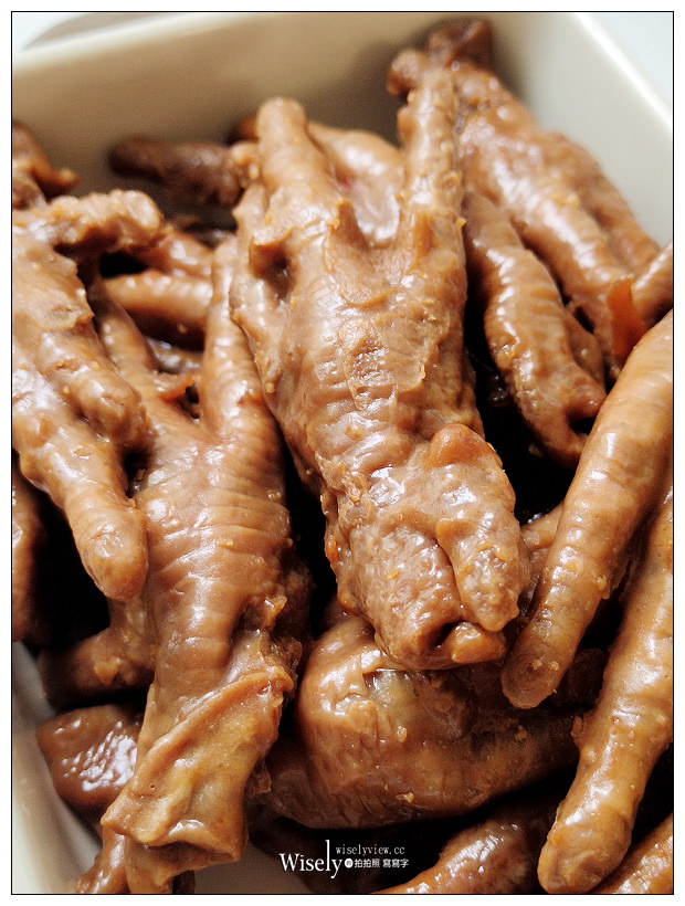 宅配美食。黑竹園雞腳凍︱員林滷味老字號名店，獨門醬汁清宮御廚秘方，老滷膠質鹹香微辣；雞胗、鴨翅、雞翅凍與滷花生也好吃～港澳遊客最愛的伴手禮