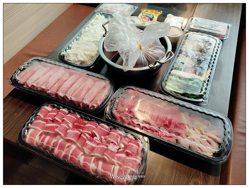 肉多多火鍋 飽胃站外帶呷飽分享餐 NT1,399︱四選二鍋底搭配海味雙拼，加贈一斤肉共1,800g還有菜盤附餐，適合4-6人享用超划算～電話訂餐與店家現場自取