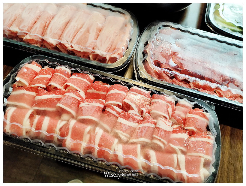 肉多多火鍋 飽胃站外帶呷飽分享餐 NT1,399︱四選二鍋底搭配海味雙拼，加贈一斤肉共1,800g還有菜盤附餐，適合4-6人享用超划算～電話訂餐與店家現場自取