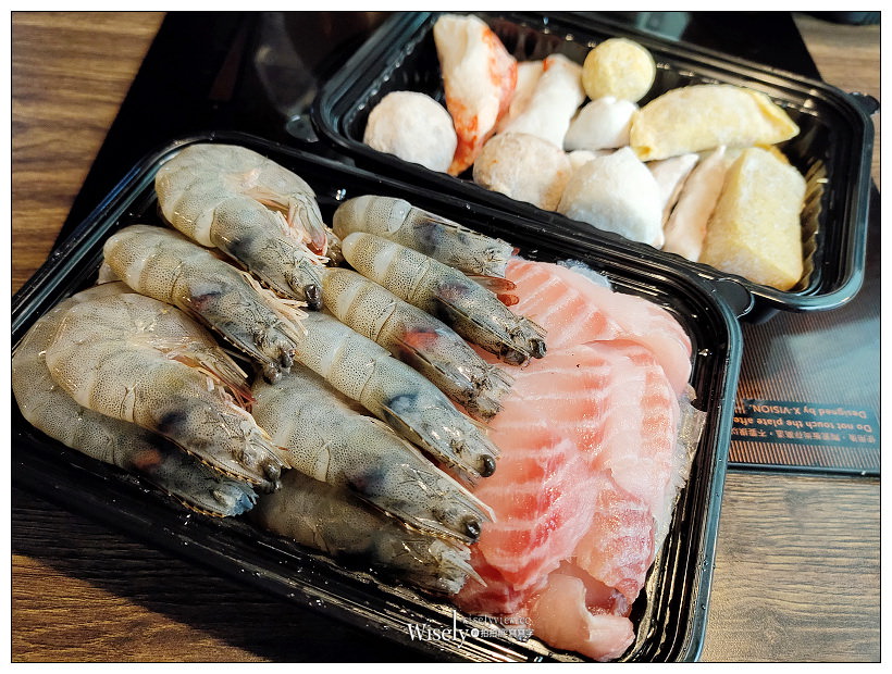 肉多多火鍋 飽胃站外帶呷飽分享餐 NT1,399︱四選二鍋底搭配海味雙拼，加贈一斤肉共1,800g還有菜盤附餐，適合4-6人享用超划算～電話訂餐與店家現場自取