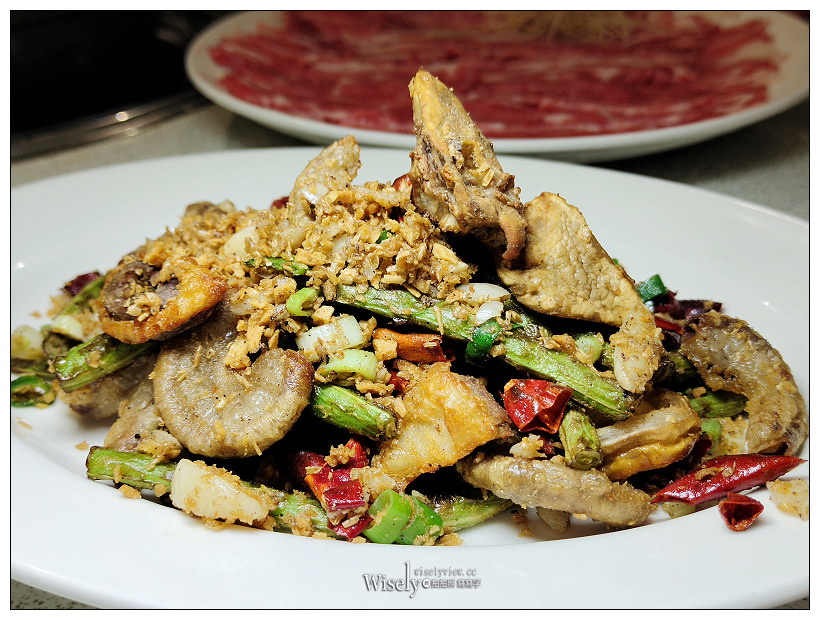 台北中山。豐光溫體羊肉爐︱台中名店媲美北京涮羊肉，清湯香甜佐國產羊肉，推薦四季羊雜與雪花蒸肉，相鄰建國北路三段高架橋下～捷運行天宮站美食