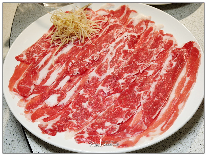 台北中山。豐光溫體羊肉爐︱台中名店媲美北京涮羊肉，清湯香甜佐國產羊肉，推薦四季羊雜與雪花蒸肉，相鄰建國北路三段高架橋下～捷運行天宮站美食