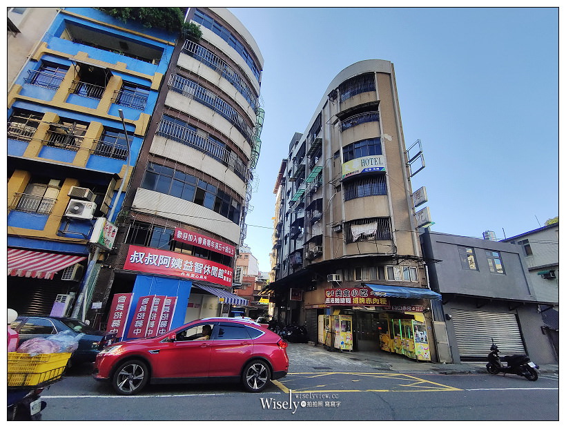 基隆住宿推薦。大華飯店︱相鄰車站與廟口夜市5分鐘步程，平價舒適價格便宜，相鄰全聯超市與便利超商