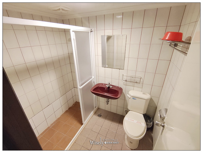 基隆住宿推薦。大華飯店︱相鄰車站與廟口夜市5分鐘步程，平價舒適價格便宜，相鄰全聯超市與便利超商