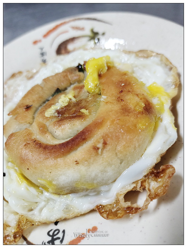 基隆周家蔥油餅豆漿店︱在地知名人氣老字號50年早餐店，主打先香煎後烘烤手工蔥油餅～內含菜單資訊