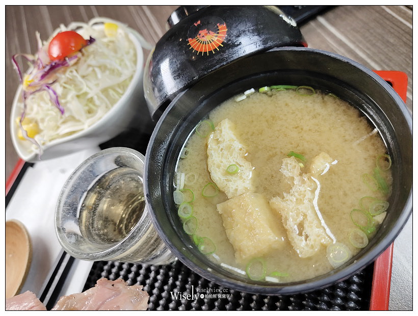 台北美食 。丼Fun 「日本式丼飯」︱主打炸牛排定食，炙燒薔薇丼與鹽蔥牛舌丼也推薦，相鄰台北京站與中山市場～捷運台北車站美食 x 日式燒肉丼飯