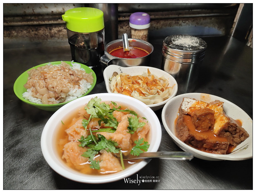 基隆廟口美食。蝦仁羹+滷肉飯(30號攤)︱料好實在湯頭優，從深夜營業到凌晨，肥肉滷肉飯與筍絲也美味