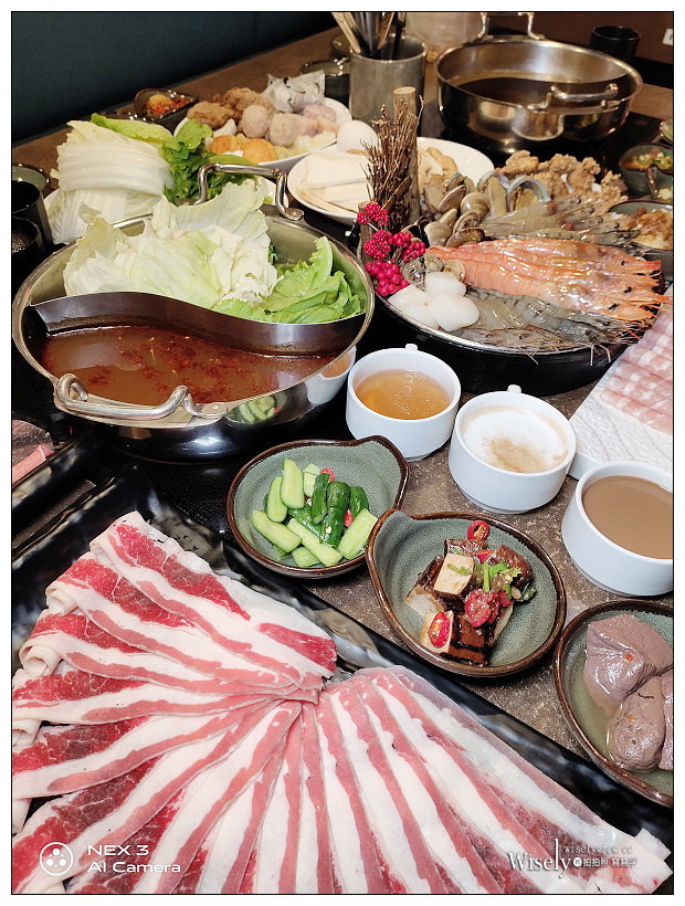 汐止吃到飽。藝爐晏 火鍋美術館︱單人享用NT399起，在畫廊裡品嚐火鍋點心～鮮切肉品+鮮蔬菇餃+自製小菜+甜點水果+冰品飲料，加100元送海鮮盤乙份