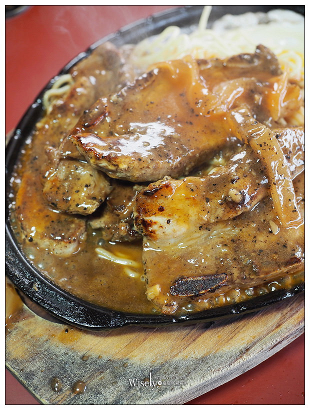 宜蘭五結。佳樂牛排館(菜單分享)︱平價老字號鐵板牛排，提供酥皮濃湯紅茶喝到飽，鄰近冬山河公園有停車場～冬山河美食 x 五結美食 x 宜蘭牛排 x 宜蘭美食