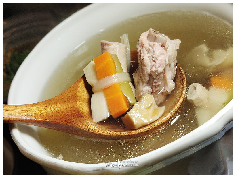 台南美食。筑馨居 無菜單料理︱在清朝百年懷舊老宅裡享用古早台灣味，相鄰神農街與河樂廣場，用餐需事先預約為佳，均一價NT500／人～台南中西區美食