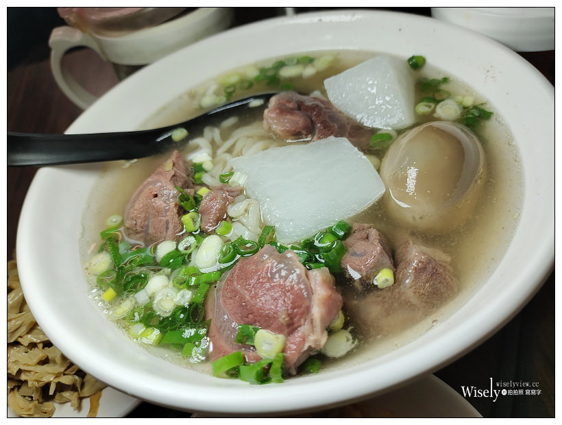 花蓮美食。128清燉牛羊肉拉麵店︱湯頭清甜牛肉大塊軟嫩，自製小菜不單只是好吃，價格實惠味道一流～花蓮清燉牛肉麵  x 花蓮小吃 x 花蓮福容大飯店美食