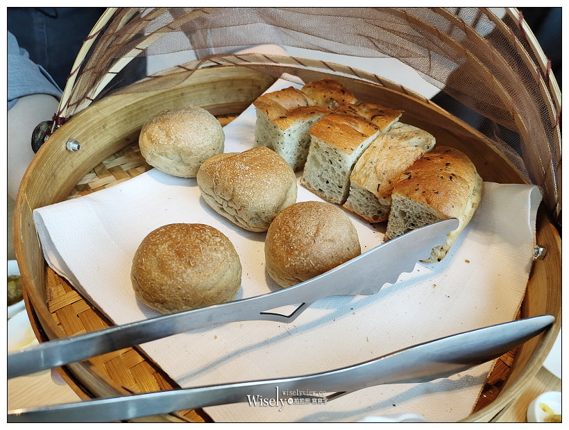 南港老爺行旅。Soft Ktichen︱秋季全新套餐料理500元起，中菜元素融入西餐；菠菜黑米雞肉捲襯金沙南瓜醬汁、爐烤梅花豬搭松露燉飯佐腐乳醬汁~南港美食