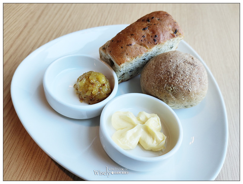 南港老爺行旅。Soft Ktichen︱秋季全新套餐料理500元起，中菜元素融入西餐；菠菜黑米雞肉捲襯金沙南瓜醬汁、爐烤梅花豬搭松露燉飯佐腐乳醬汁~南港美食