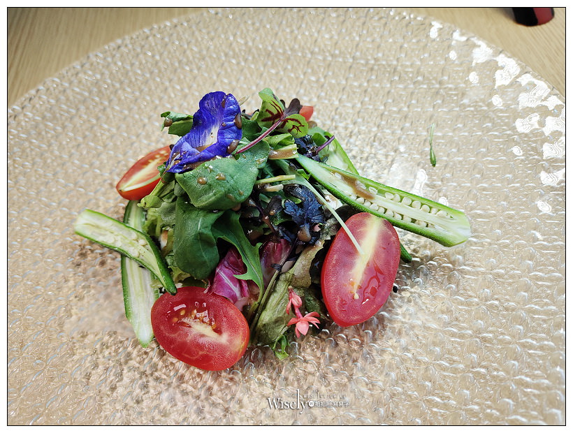 南港老爺行旅。Soft Ktichen︱秋季全新套餐料理500元起，中菜元素融入西餐；菠菜黑米雞肉捲襯金沙南瓜醬汁、爐烤梅花豬搭松露燉飯佐腐乳醬汁~南港美食