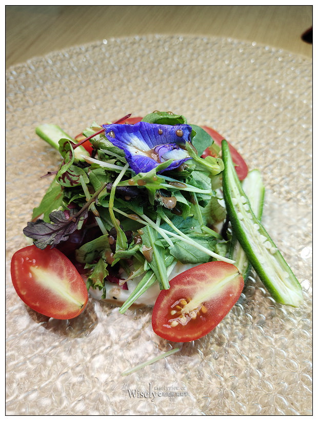 南港老爺行旅。Soft Ktichen︱秋季全新套餐料理500元起，中菜元素融入西餐；菠菜黑米雞肉捲襯金沙南瓜醬汁、爐烤梅花豬搭松露燉飯佐腐乳醬汁~南港美食