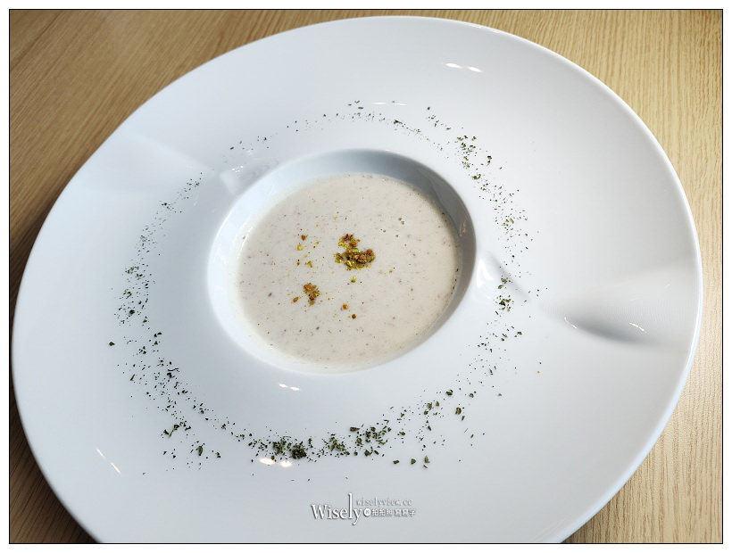 南港老爺行旅。Soft Ktichen︱秋季全新套餐料理500元起，中菜元素融入西餐；菠菜黑米雞肉捲襯金沙南瓜醬汁、爐烤梅花豬搭松露燉飯佐腐乳醬汁~南港美食