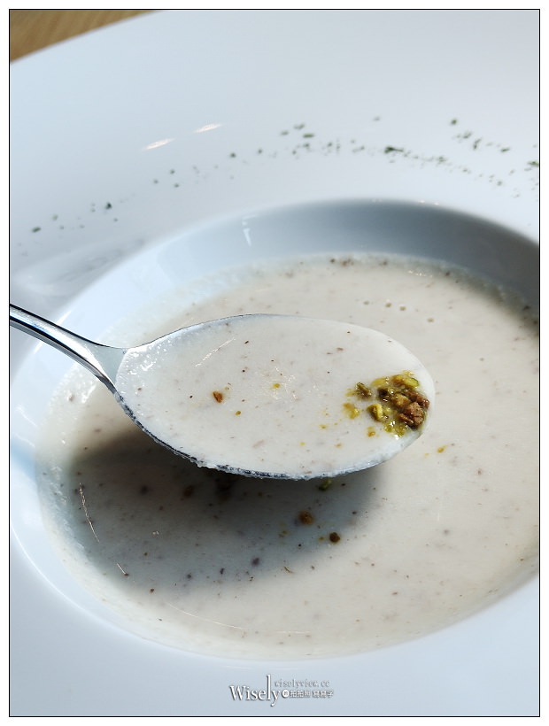 南港老爺行旅。Soft Ktichen︱秋季全新套餐料理500元起，中菜元素融入西餐；菠菜黑米雞肉捲襯金沙南瓜醬汁、爐烤梅花豬搭松露燉飯佐腐乳醬汁~南港美食