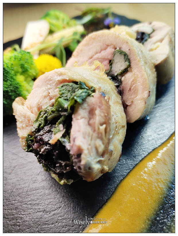 南港老爺行旅。Soft Ktichen︱秋季全新套餐料理500元起，中菜元素融入西餐；菠菜黑米雞肉捲襯金沙南瓜醬汁、爐烤梅花豬搭松露燉飯佐腐乳醬汁~南港美食