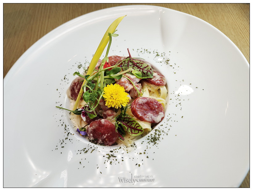 南港老爺行旅。Soft Ktichen︱秋季全新套餐料理500元起，中菜元素融入西餐；菠菜黑米雞肉捲襯金沙南瓜醬汁、爐烤梅花豬搭松露燉飯佐腐乳醬汁~南港美食