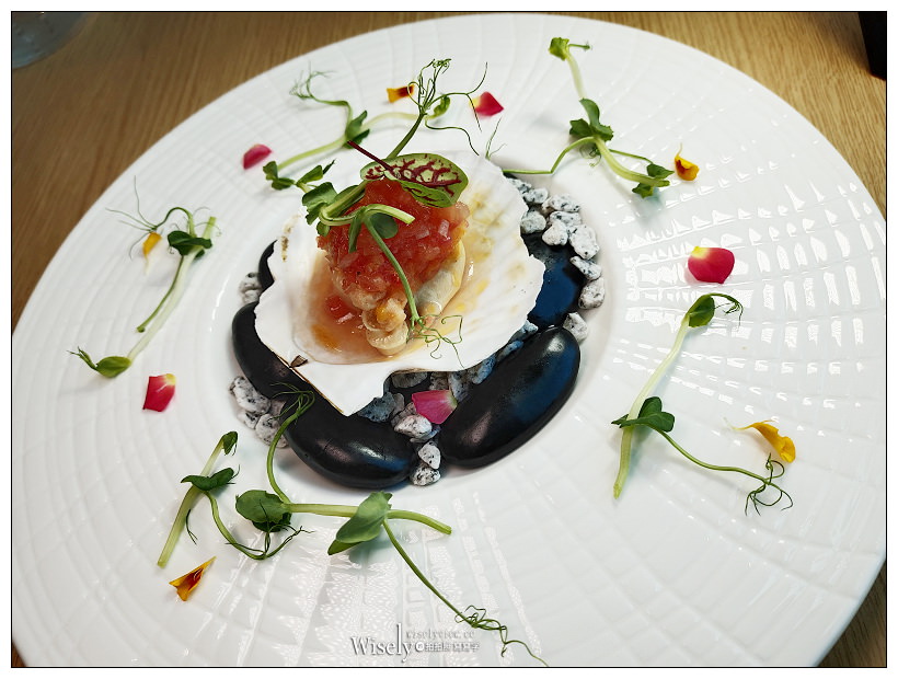 南港老爺行旅。Soft Ktichen︱秋季全新套餐料理500元起，中菜元素融入西餐；菠菜黑米雞肉捲襯金沙南瓜醬汁、爐烤梅花豬搭松露燉飯佐腐乳醬汁~南港美食