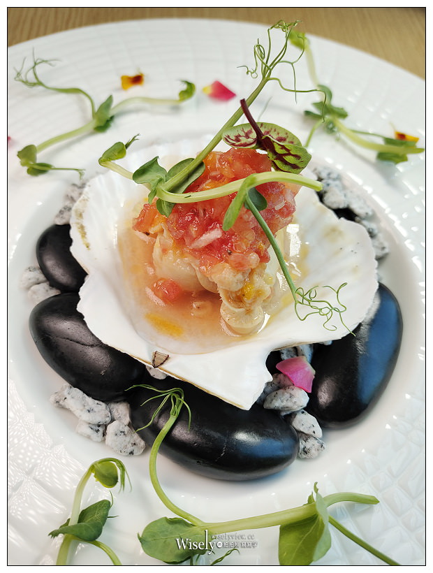 南港老爺行旅。Soft Ktichen︱秋季全新套餐料理500元起，中菜元素融入西餐；菠菜黑米雞肉捲襯金沙南瓜醬汁、爐烤梅花豬搭松露燉飯佐腐乳醬汁~南港美食