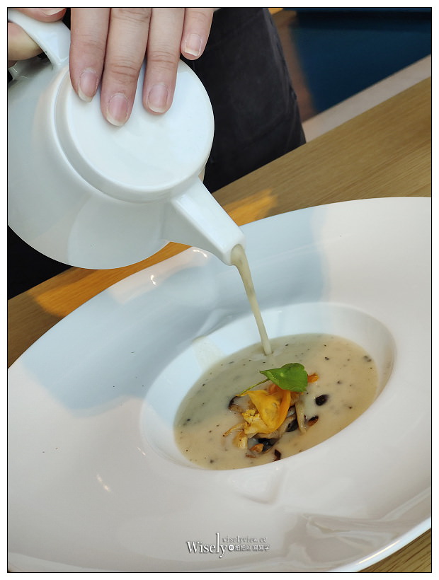 南港老爺行旅。Soft Ktichen︱秋季全新套餐料理500元起，中菜元素融入西餐；菠菜黑米雞肉捲襯金沙南瓜醬汁、爐烤梅花豬搭松露燉飯佐腐乳醬汁~南港美食