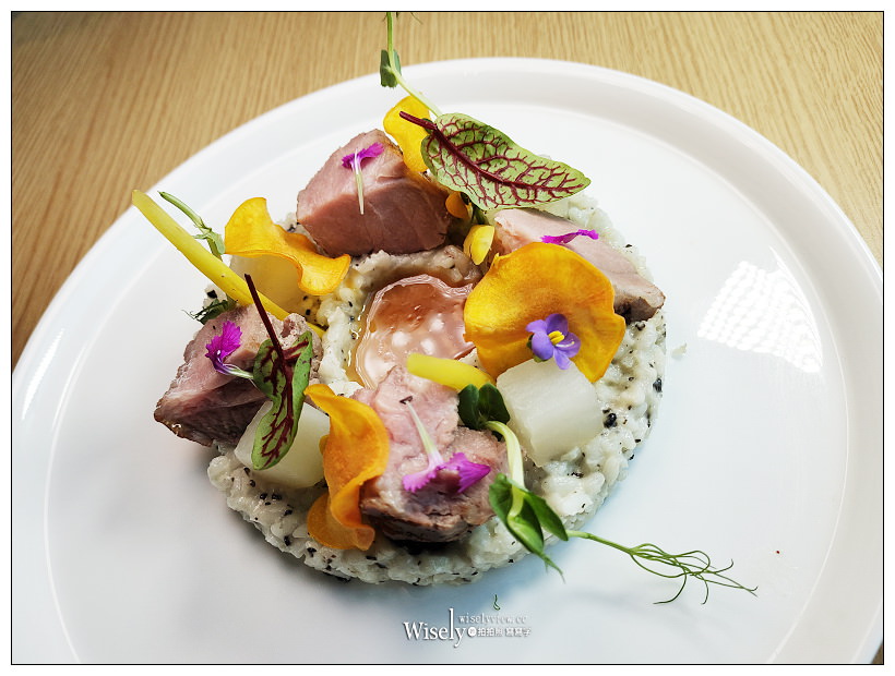 南港老爺行旅。Soft Ktichen︱秋季全新套餐料理500元起，中菜元素融入西餐；菠菜黑米雞肉捲襯金沙南瓜醬汁、爐烤梅花豬搭松露燉飯佐腐乳醬汁~南港美食