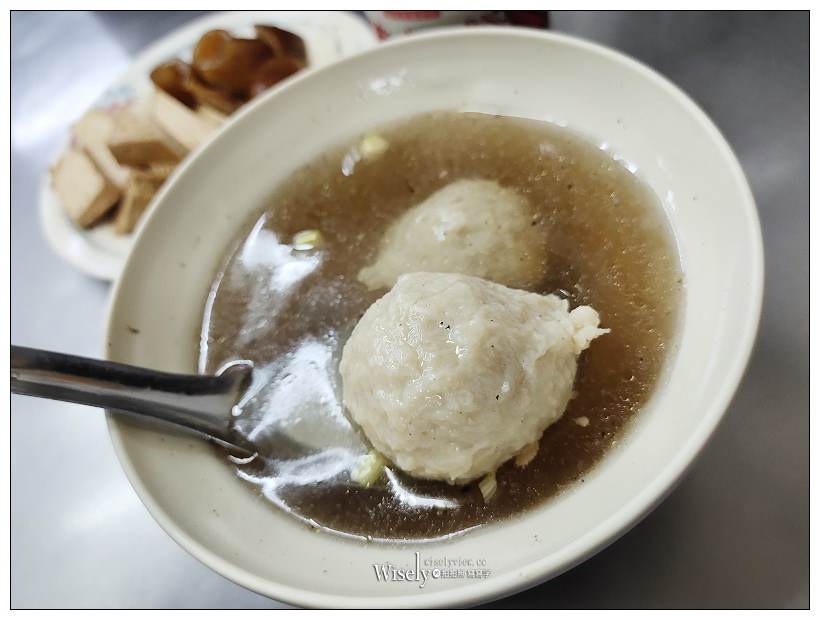 台中第二市場美食。三代福州意麵老店︱傳承80年第五代古早味，搭配福州丸湯更對味，在地知名得獎與媒體推薦小吃，內行人必加辣椒粉～台中中區美食