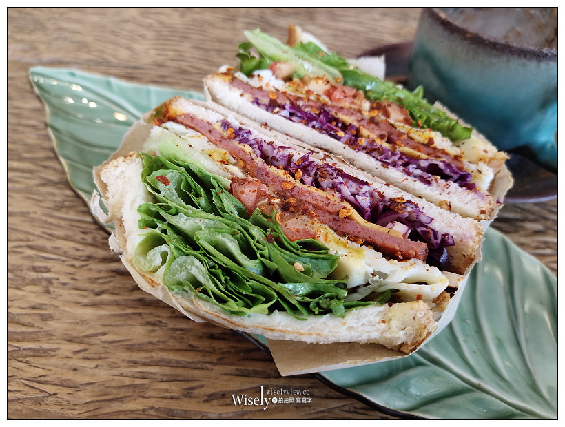 花蓮美食。實季 食記。Seedson Coffee︱文青花草系咖啡空間，手作輕食飲品有水準，相鄰花蓮文創園區，貓咪坐陪老宅咖啡店~必嚐熱壓三明治與焙茶拿鐵