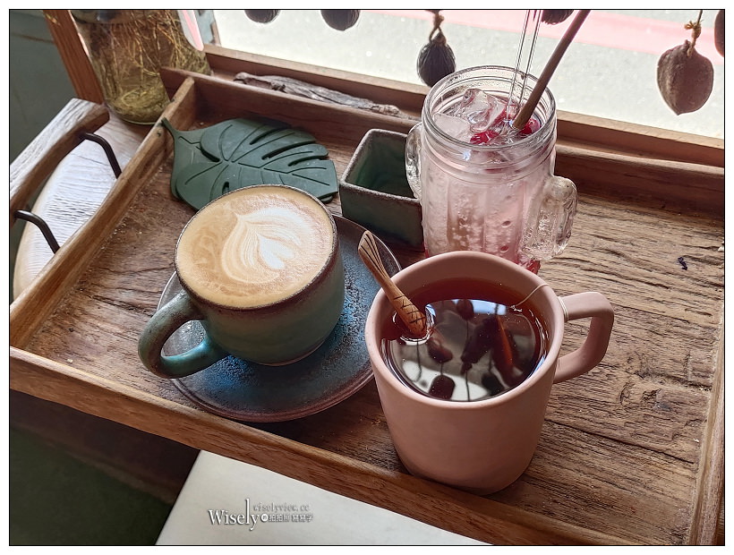 花蓮美食。實季 食記。Seedson Coffee︱文青花草系咖啡空間，手作輕食飲品有水準，相鄰花蓮文創園區，貓咪坐陪老宅咖啡店~必嚐熱壓三明治與焙茶拿鐵