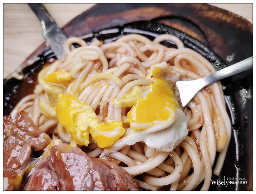 士林夜市美食。五豬牛排︱大份量軟嫩超厚牛排，附紅茶、酥皮濃湯與明治雪糕～捷運士林站美食 x 劍潭美食