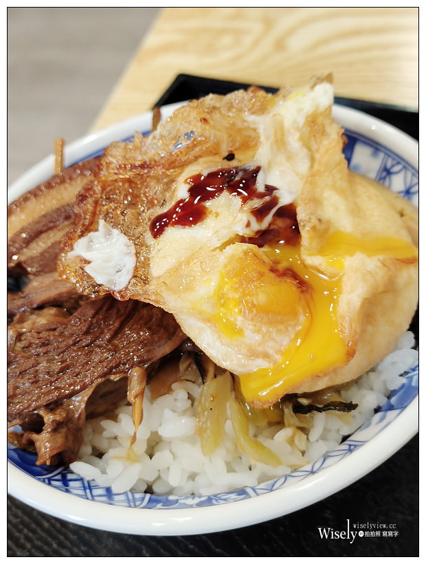 台中西屯。金爌爌肉飯︱相鄰台中朝馬站與秋紅谷旁的文青裝潢小吃，單價略高～台中焢肉飯 x 台中便當