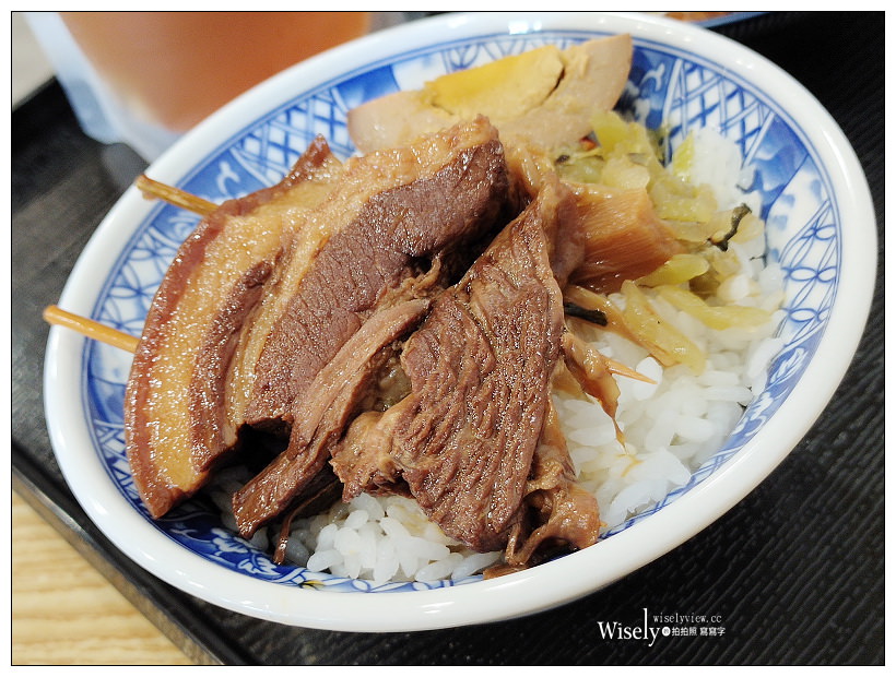 台中西屯。金爌爌肉飯︱相鄰台中朝馬站與秋紅谷旁的文青裝潢小吃，單價略高～台中焢肉飯 x 台中便當