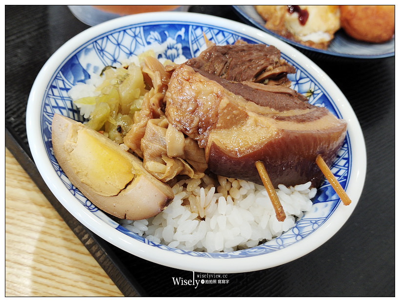 台中西屯。金爌爌肉飯︱相鄰台中朝馬站與秋紅谷旁的文青裝潢小吃，單價略高～台中焢肉飯 x 台中便當