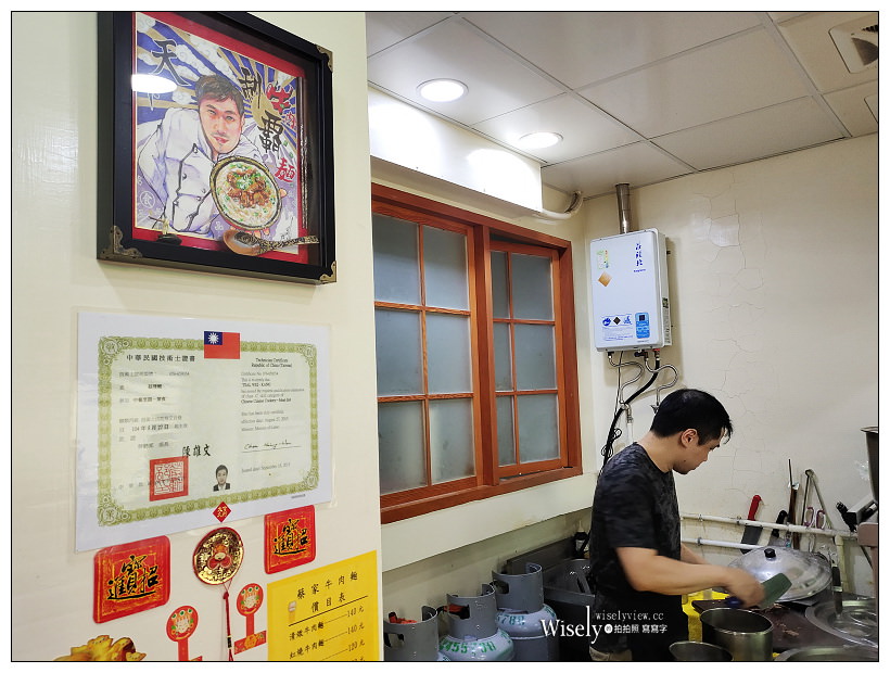 中和美食。蔡家牛肉麵︱招牌清燉牛肉麵好滋味，鄰近捷運環狀線秀朗橋站，在地巷弄的排隊名店～中和牛肉麵 x 中和秀朗橋美食 x 新北市中永和牛肉麵推薦