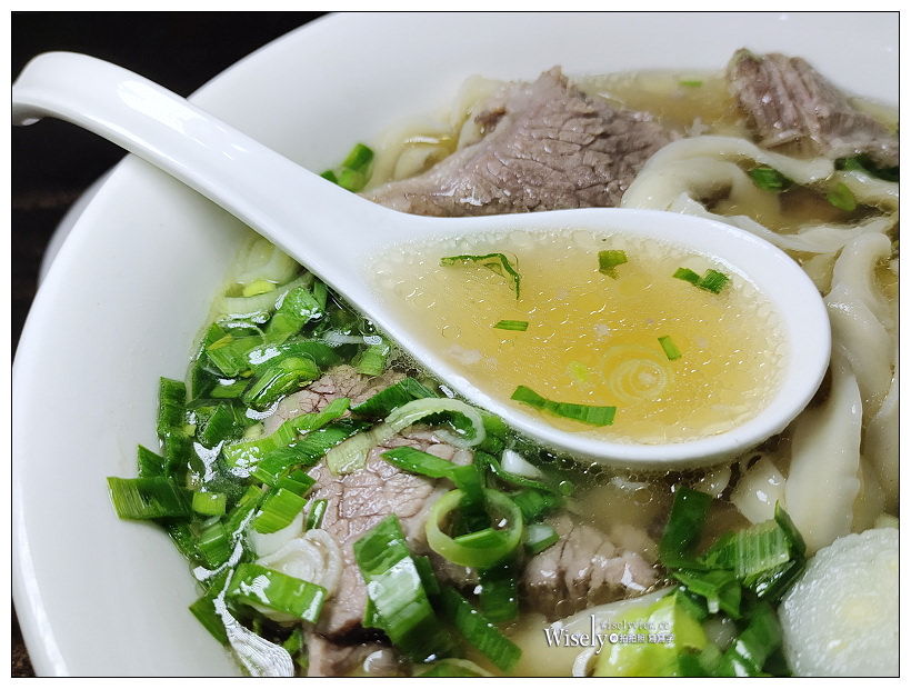 中和美食。蔡家牛肉麵︱招牌清燉牛肉麵好滋味，鄰近捷運環狀線秀朗橋站，在地巷弄的排隊名店～中和牛肉麵 x 中和秀朗橋美食 x 新北市中永和牛肉麵推薦