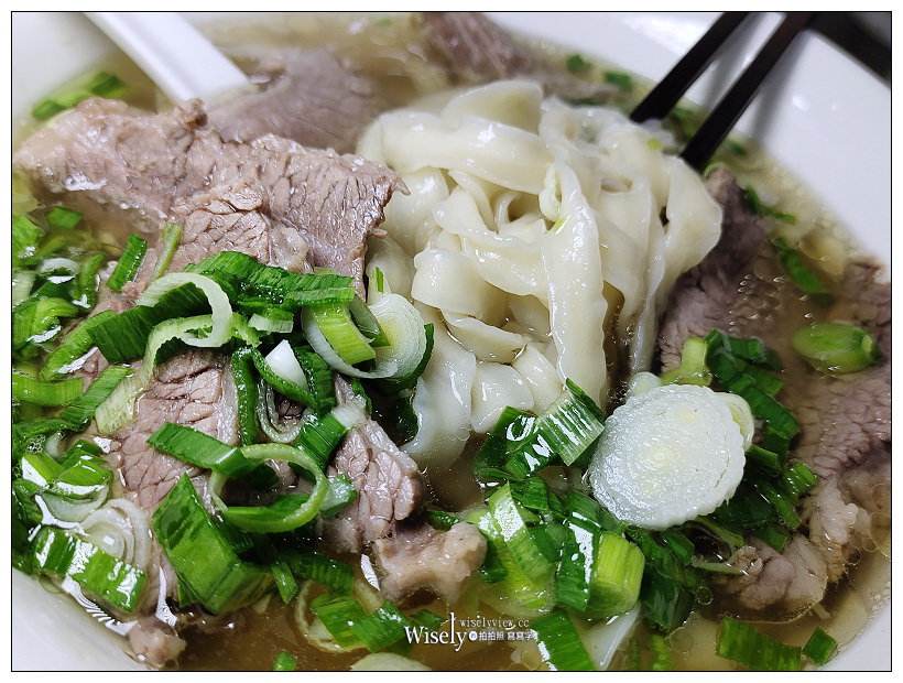 中和美食。蔡家牛肉麵︱招牌清燉牛肉麵好滋味，鄰近捷運環狀線秀朗橋站，在地巷弄的排隊名店～中和牛肉麵 x 中和秀朗橋美食 x 新北市中永和牛肉麵推薦