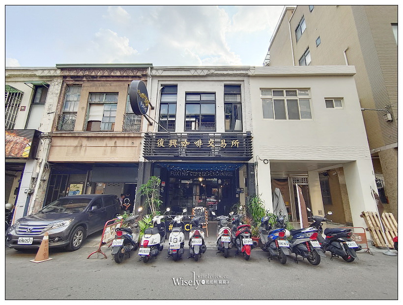 台中東區。復興咖啡交易所 FXCE︱火車新站旁的復古港式餐廳，必點超好吃的西多士，還有視覺系的奶茶咖啡～台中火車站咖啡廳 x 台中港式茶餐廳 x 台中美食