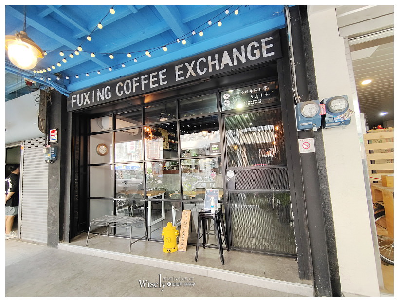 台中東區。復興咖啡交易所 FXCE︱火車新站旁的復古港式餐廳，必點超好吃的西多士，還有視覺系的奶茶咖啡～台中火車站咖啡廳 x 台中港式茶餐廳 x 台中美食